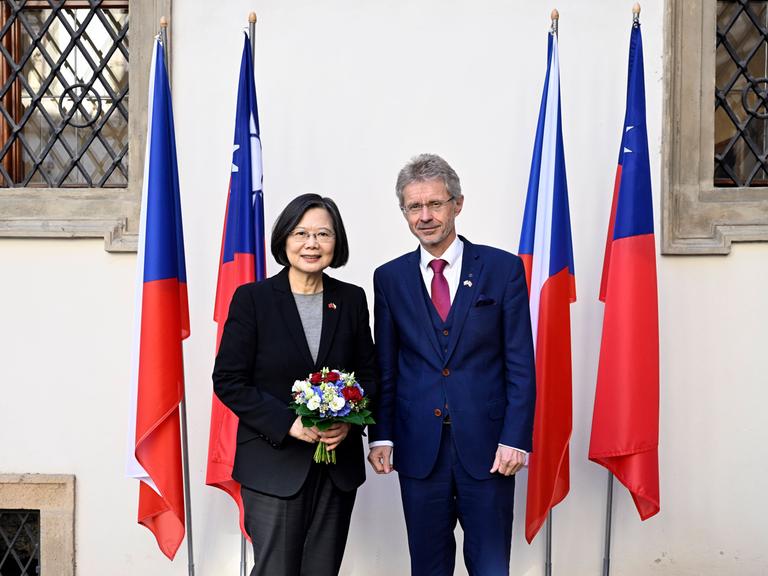 Taiwans ehemalige Präsidentin Tsai Ing-wen steht neben Tschechiens Senatspräsident Milos Vystrcil. Links und rechts neben beiden sind die Flaggen Taiwans und Tschechiens aufgestellt. 
