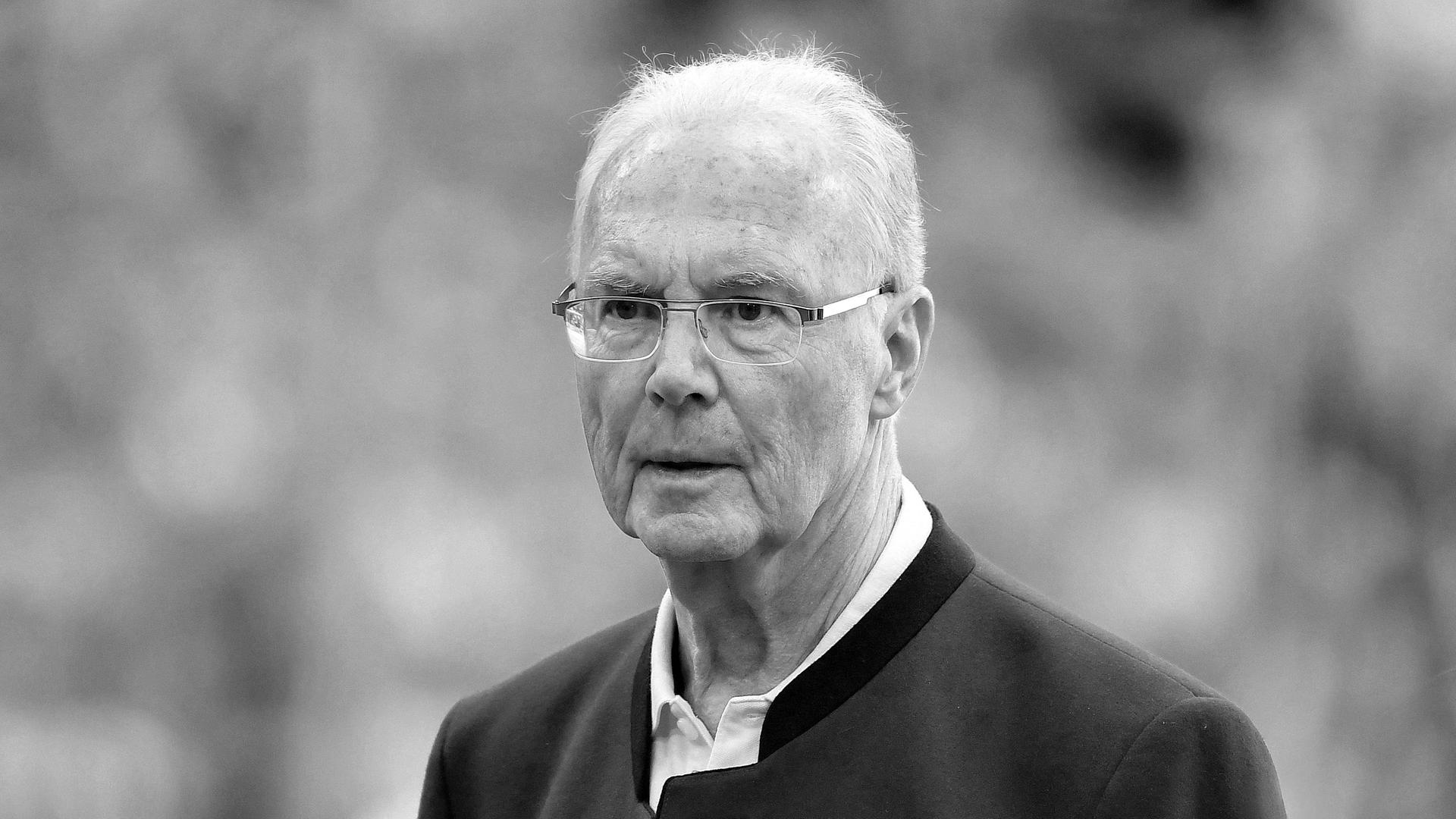 Auf dem schwarz-weißen Bild ist Franz Beckenbauer zu sehen.
