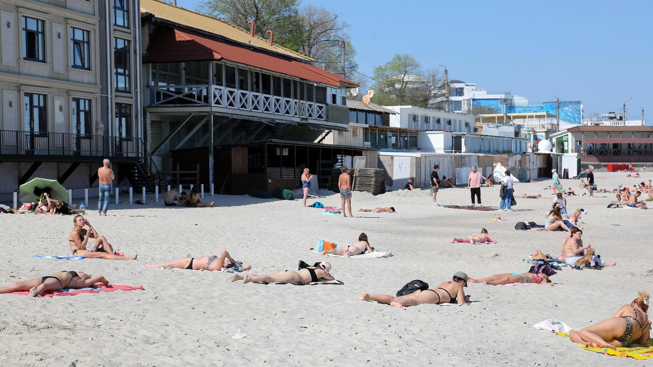 Menschen liegen auf einem Strand.
