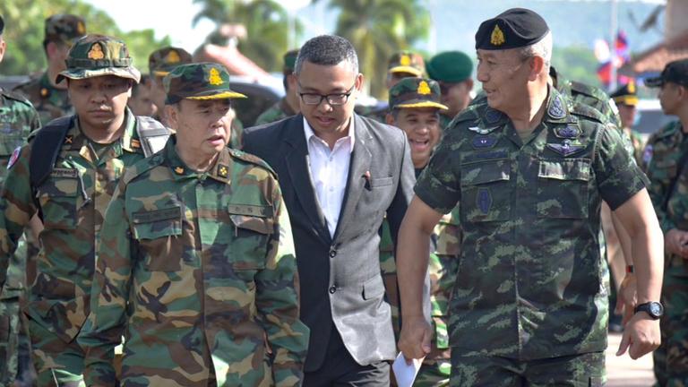 Das Foto zeigt den Armeechef von Kambodscha, Mao Sophan (links) und Thailands Armeechef Pana Claewplodtook (rechts) an einem Grenzkontrollpunkt.