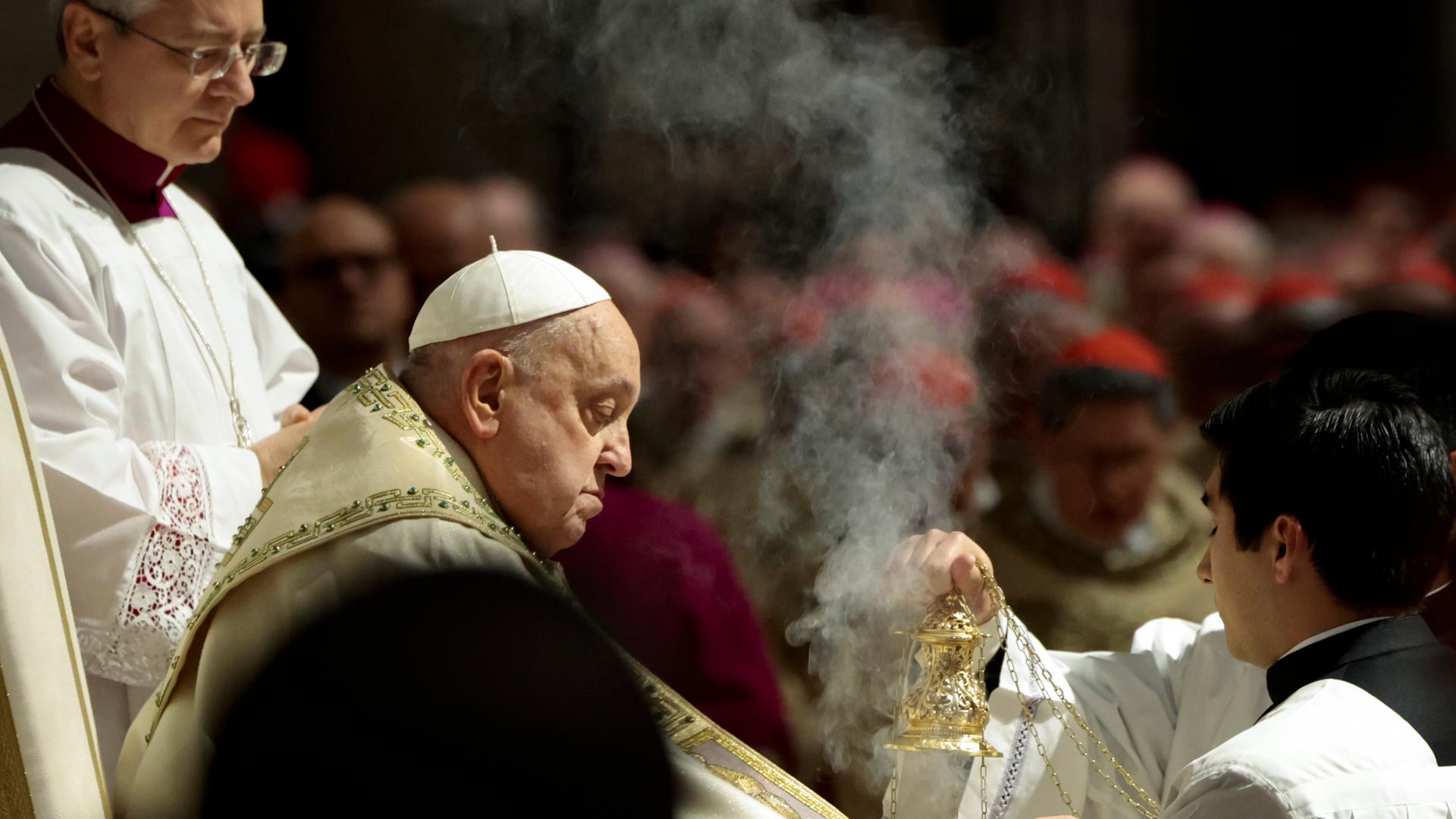 Papst Franziskus zelebriert die Heilige Messe am Heiligen Abend.