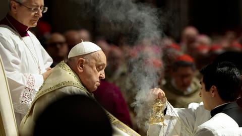 Papst Franziskus zelebriert die Heilige Messe am Heiligen Abend. 