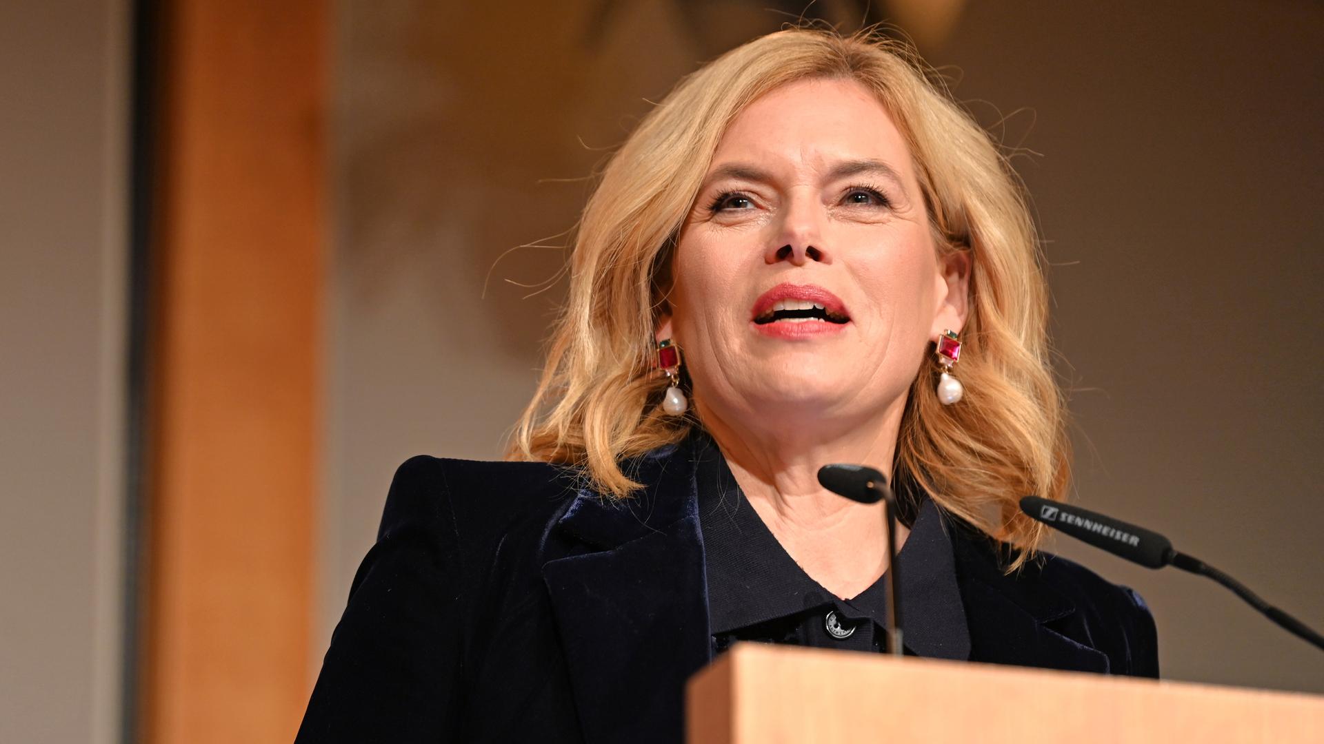 Julia Klöckner (CDU), Bundestagspräsidentin, spricht während der Preisverleihung des "HeldinnenAwards" 2025. Julia Klöckner (CDU), Bundestagspräsidentin, spricht während der Preisverleihung des "HeldinnenAwards" 2025.