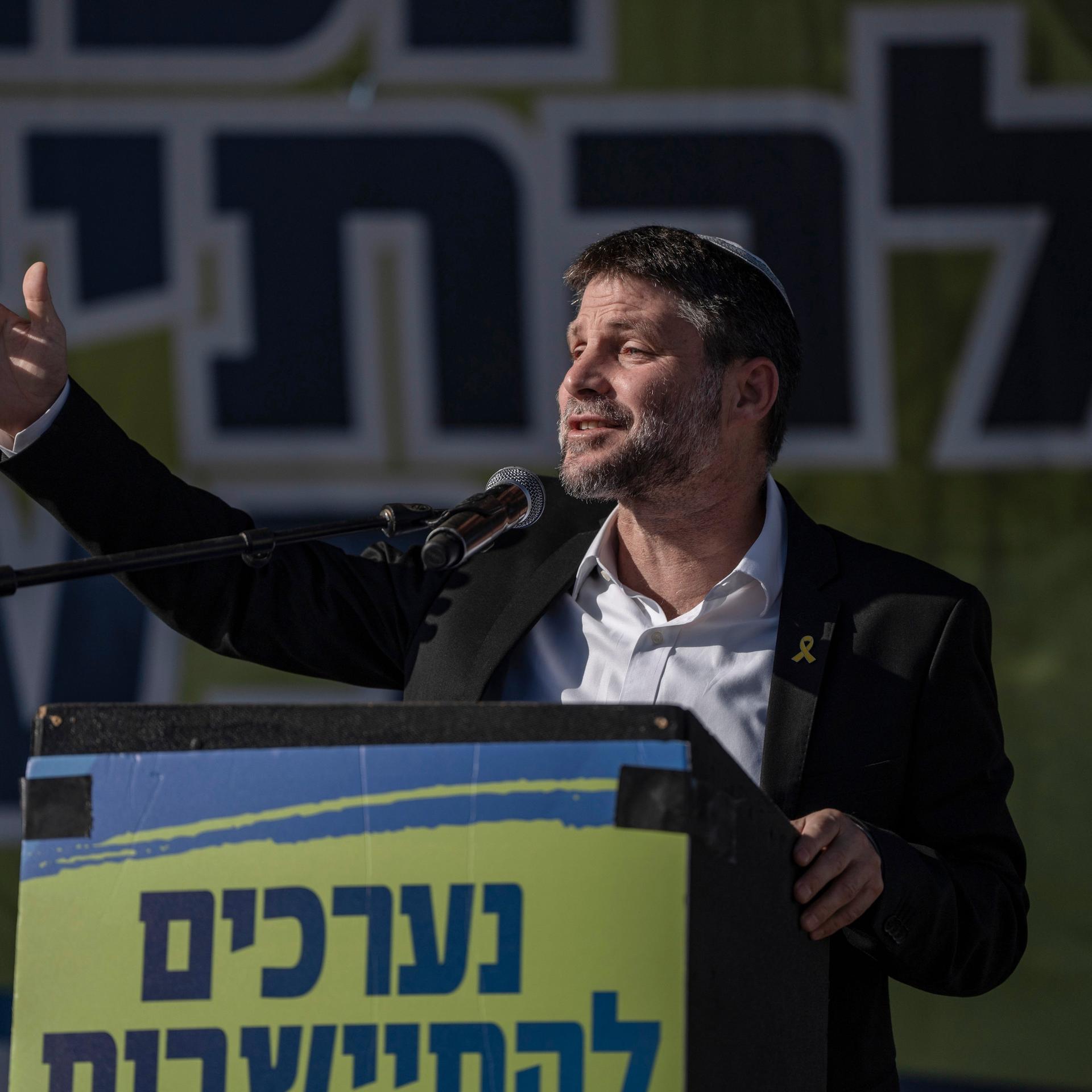 Der israelische Finanzminister Bezalel Smotrich hält eine Rede während einer Veranstaltung. Der israelische Finanzminister Bezalel Smotrich hält eine Rede während einer Veranstaltung.