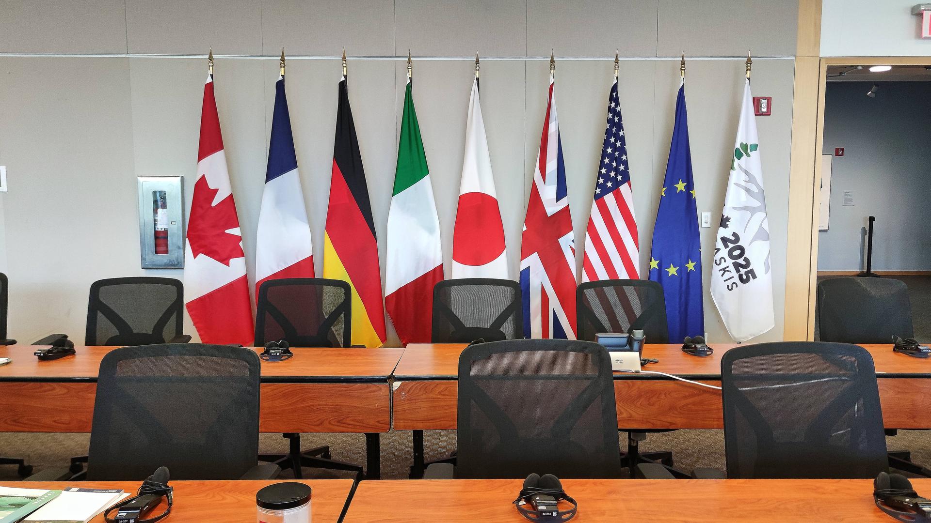 Die Flaggen der G7-Staaten und der EU aufgereiht