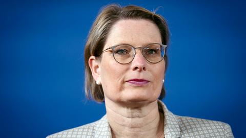 Bundesjustizministerin Stefanie Hubig (SPD) mit ernstem Blick im Porträt.  