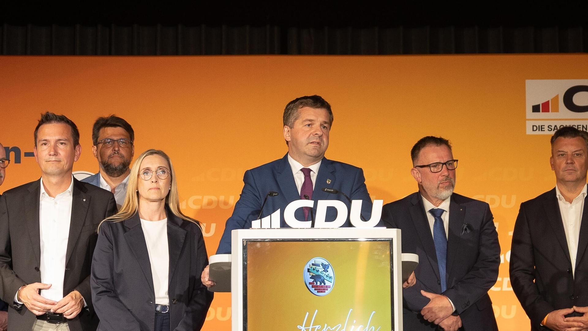 Sven Schulze steht an einem Rednerpult mit dem Logo der CDU und spricht. Neben ihm stehen mehrere CDU-Landespolitiker. Sven Schulze steht an einem Rednerpult mit dem Logo der CDU und spricht. Neben ihm stehen mehrere CDU-Landespolitiker.