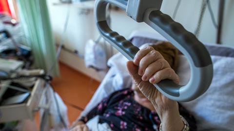 Eine Patientin liegt im Pflegebett im Palliativ-Zentrum in der Helios Klinik in Schwerin