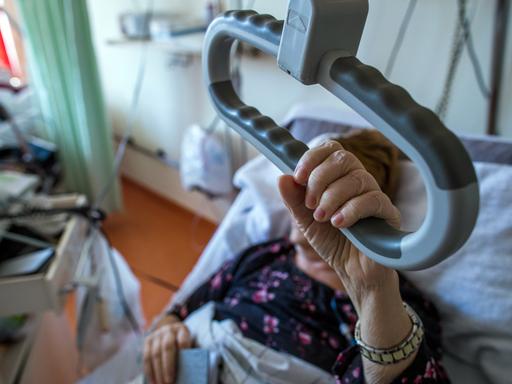 Eine Patientin liegt im Pflegebett im Palliativ-Zentrum in der Helios Klinik in Schwerin