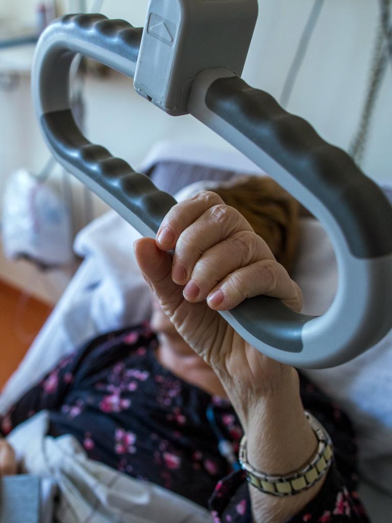 Eine Patientin liegt im Pflegebett im Palliativ-Zentrum in der Helios Klinik in Schwerin