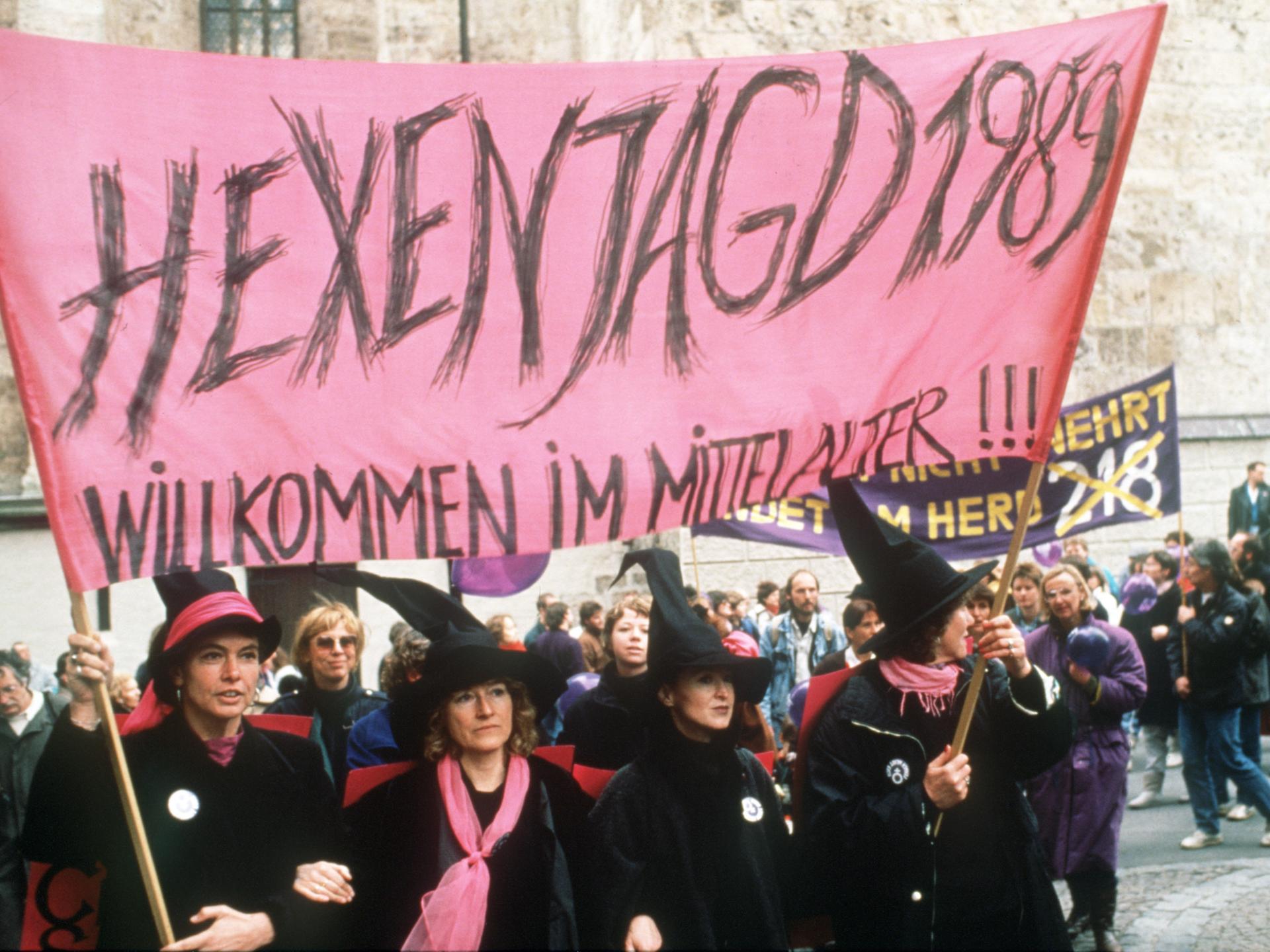 Kostümierte Demonstrantinnen fordern im April 1989 in Memmingen die Abschaffung des Abtreibungsparagrafen 218.