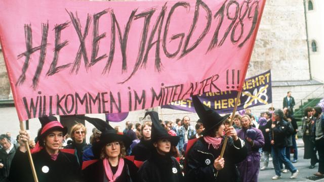 Kostümierte Demonstrantinnen fordern im April 1989 in Memmingen die Abschaffung des Abtreibungsparagrafen 218.