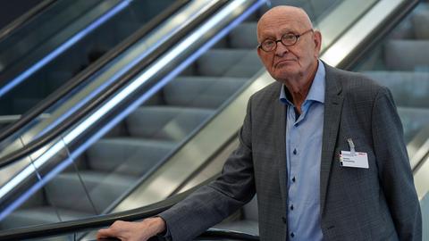Herbert Schmalstieg, Oberbürgermeister a. D., Hannover, steht an einer Rolltreppe.