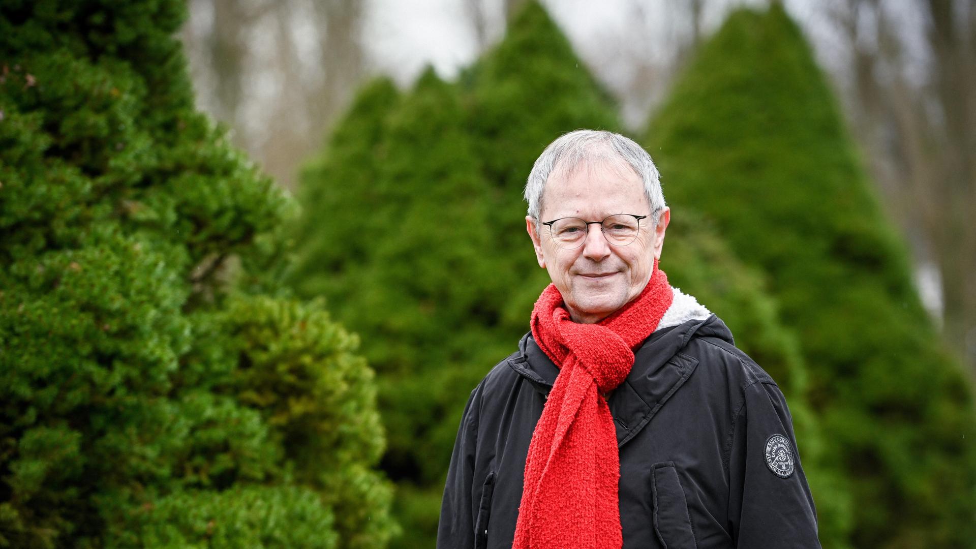 Christoph Butterwegge steht in einem Park in Köln und trägt eine Winterjacke mit rotem Schal. Christoph Butterwegge steht in einem Park in Köln und trägt eine Winterjacke mit rotem Schal.