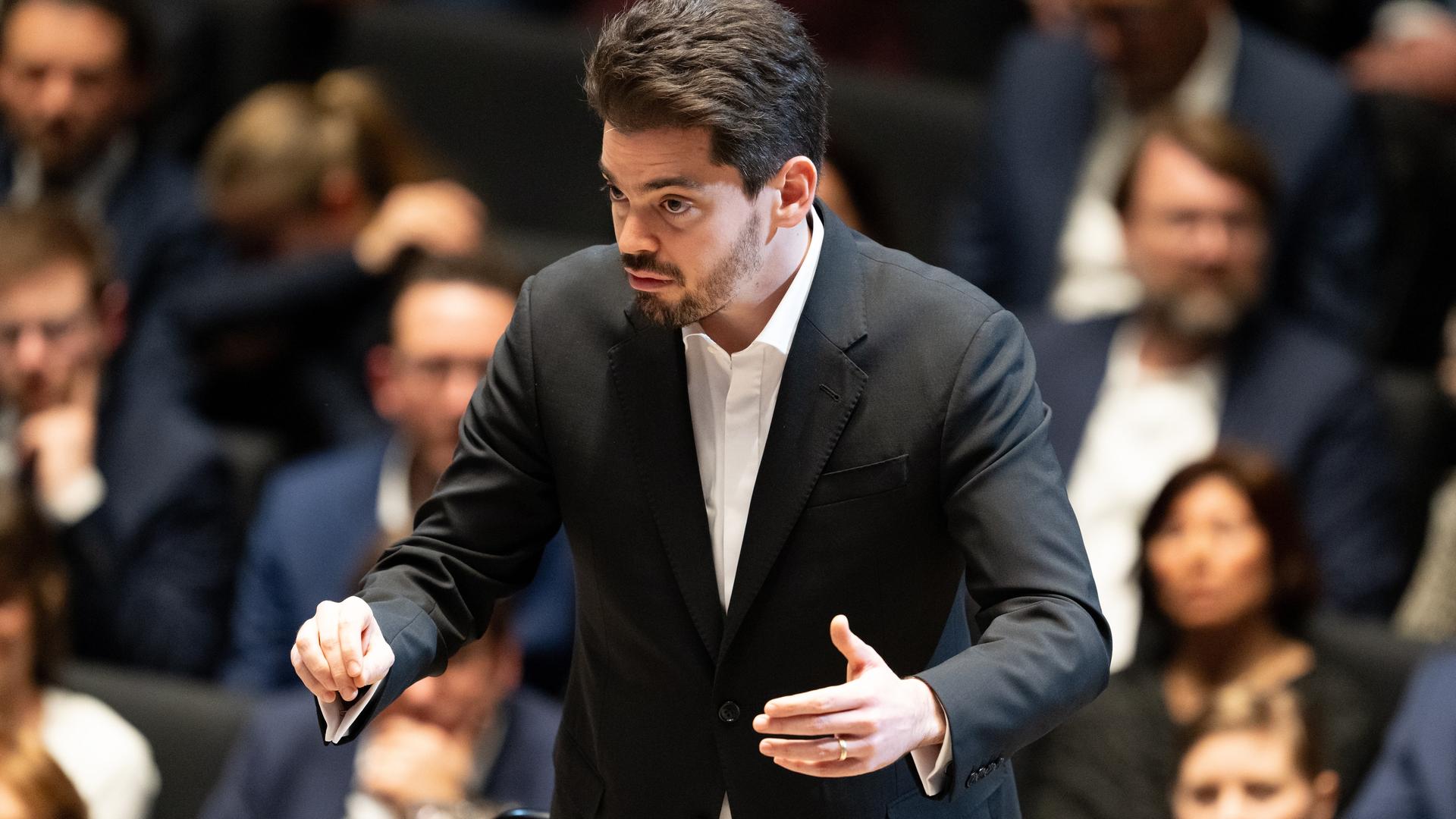 Lahav Shani steht auf der Bühne.