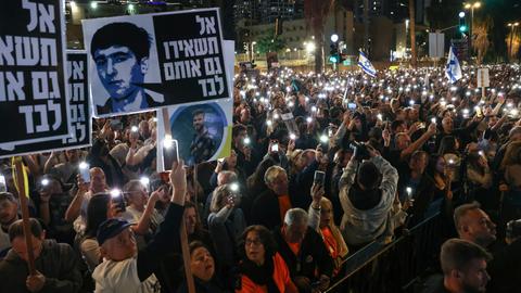 In Tel Aviv fordern Demonstranten die Freilassung aller Geiseln. Sie halten Plakate mit den Bildern von Verschleppten hoch.