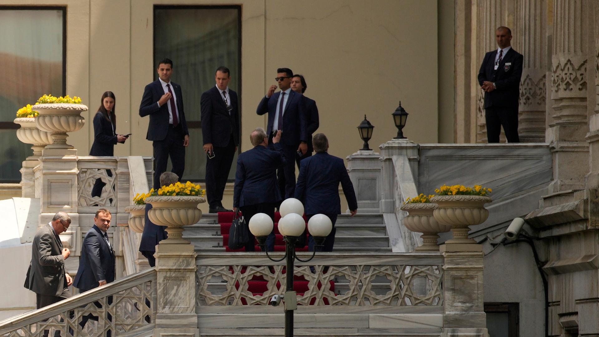 Istanbul: Mitglieder der russischen Delegation treffen zu Friedensgesprächen zwischen der Ukraine und Russland im Ciragan-Palast ein.