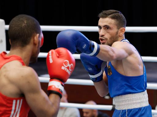 Beim Cologne Boxing Cup 2023 im Maritim Hotel in Köln steht der Deutsche Murat Yildirim (r.) dem Schweden Nebil Ibrahim gegenüber.