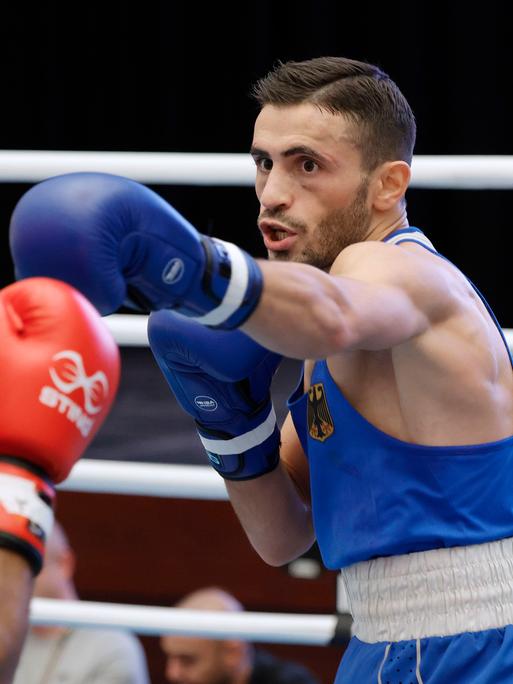 Beim Cologne Boxing Cup 2023 im Maritim Hotel in Köln steht der Deutsche Murat Yildirim (r.) dem Schweden Nebil Ibrahim gegenüber.