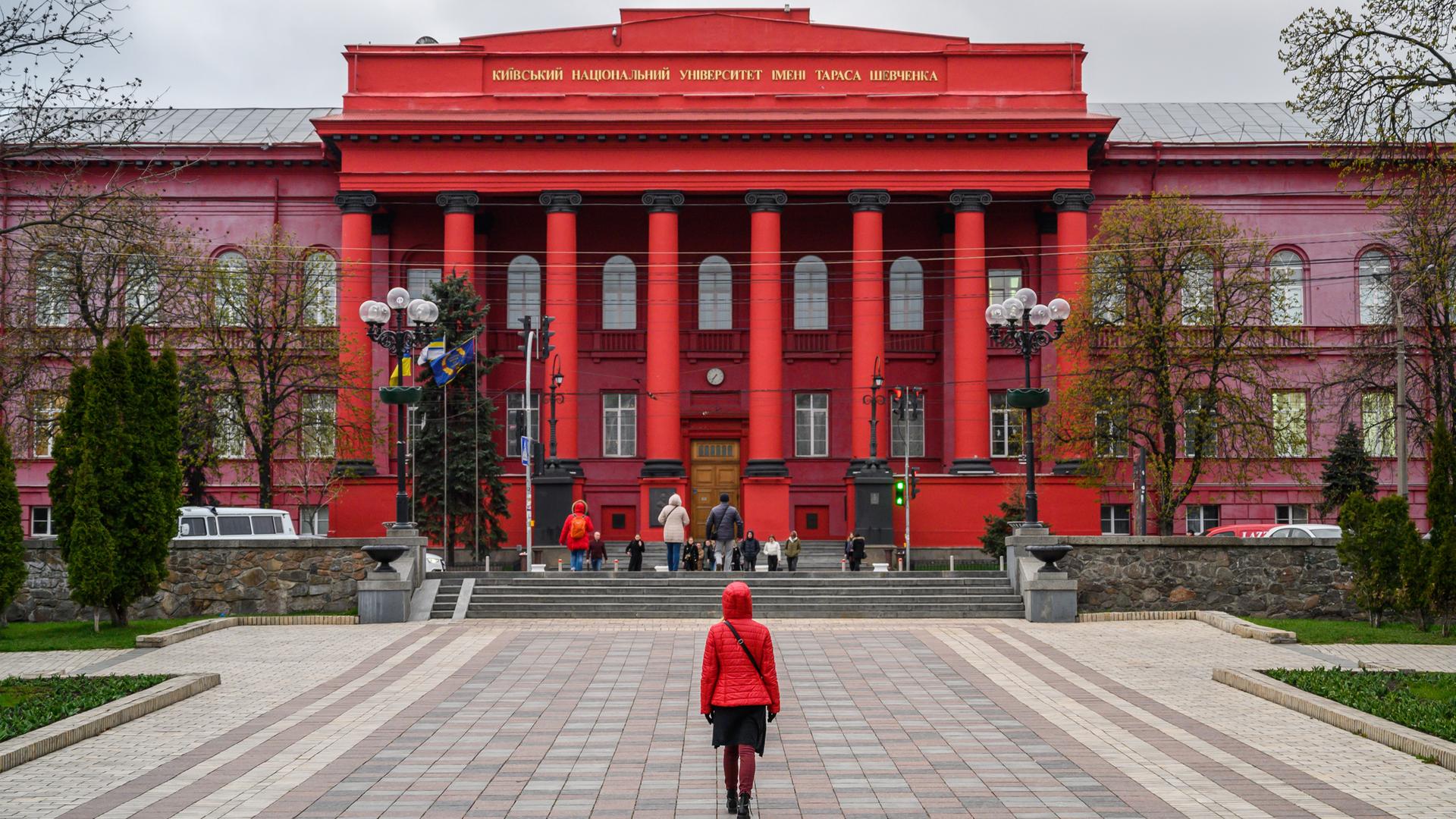 Eine Frau geht in Richtung Nationale Taras-Schewtschenko-Universität in Kiew, 2019.