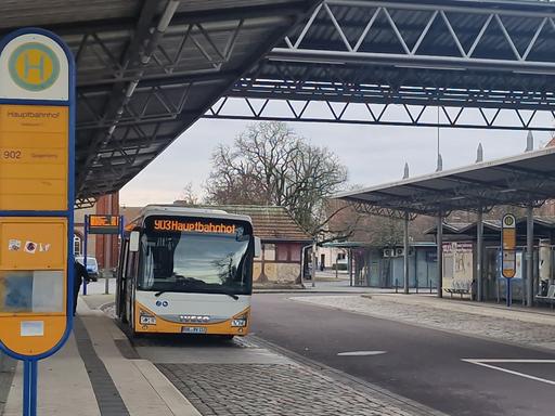 Busse stehen auf einem Busbahnhof in Stendal.