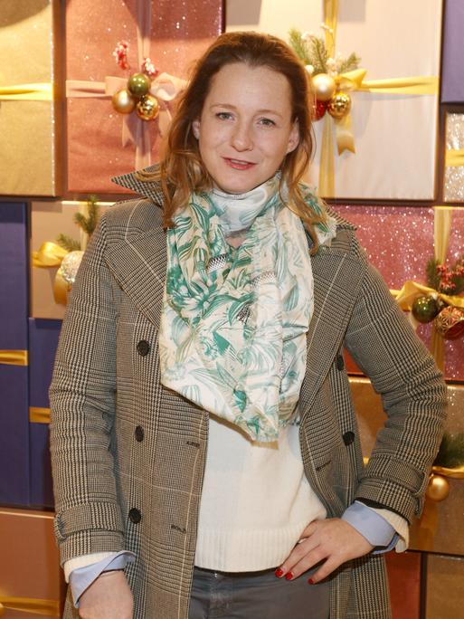 Jenny Falckenberg steht vor verpackten Geschenken 