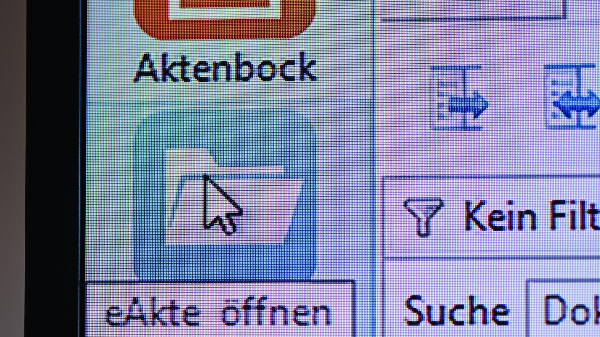 Auf einem Monitor am Finanzgericht Berlin-Brandenburg ist der Ordner "eAkte" zum Öffnen einer elektronischen Akte zu sehen. Auf einem Monitor am Finanzgericht Berlin-Brandenburg ist der Ordner "eAkte" zum Öffnen einer elektronischen Akte zu sehen.