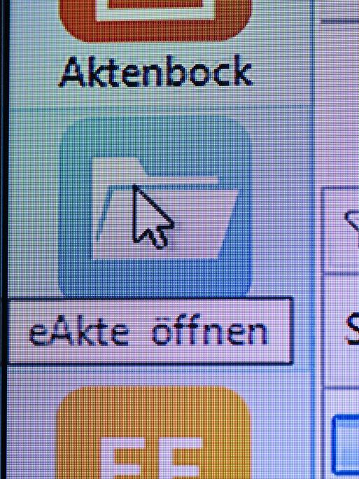 Auf einem Monitor am Finanzgericht Berlin-Brandenburg ist der Ordner "eAkte" zum Öffnen einer elektronischen Akte zu sehen.