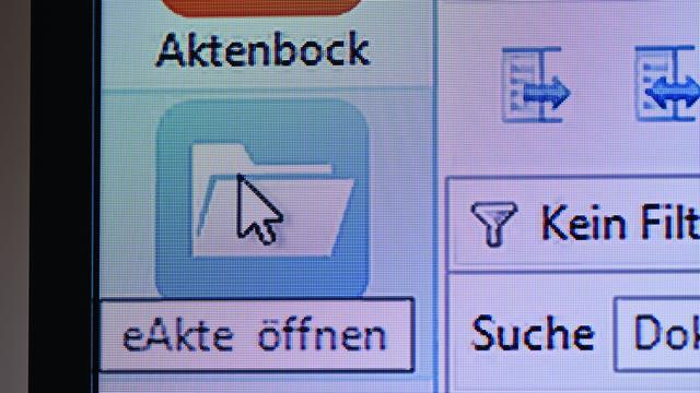 Auf einem Monitor am Finanzgericht Berlin-Brandenburg ist der Ordner "eAkte" zum Öffnen einer elektronischen Akte zu sehen. Auf einem Monitor am Finanzgericht Berlin-Brandenburg ist der Ordner "eAkte" zum Öffnen einer elektronischen Akte zu sehen.