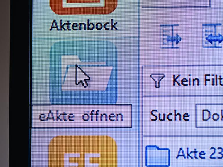 Auf einem Monitor am Finanzgericht Berlin-Brandenburg ist der Ordner "eAkte" zum Öffnen einer elektronischen Akte zu sehen.