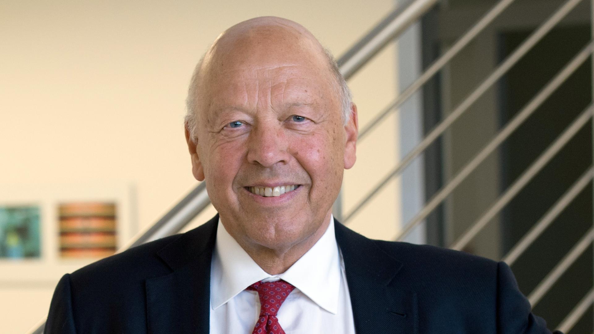 Das Foto zeigt den deutschen Molkereiunternehmer Theo Müller. Er lächelt in eine Kamera.