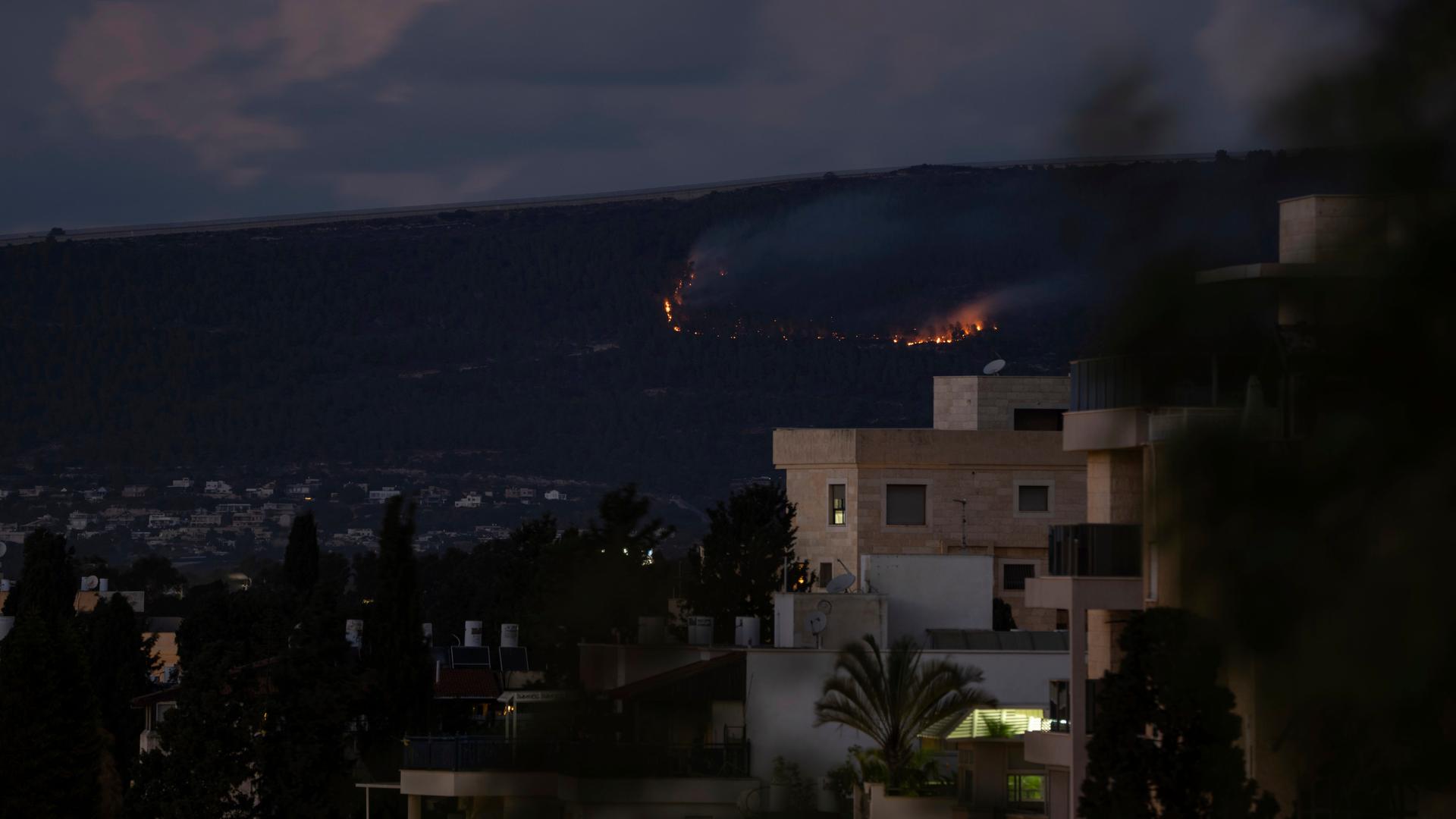 Ein Feuer brennt nach Explosionen in der Nacht nahe der israelischen Grenze zum Libanon.