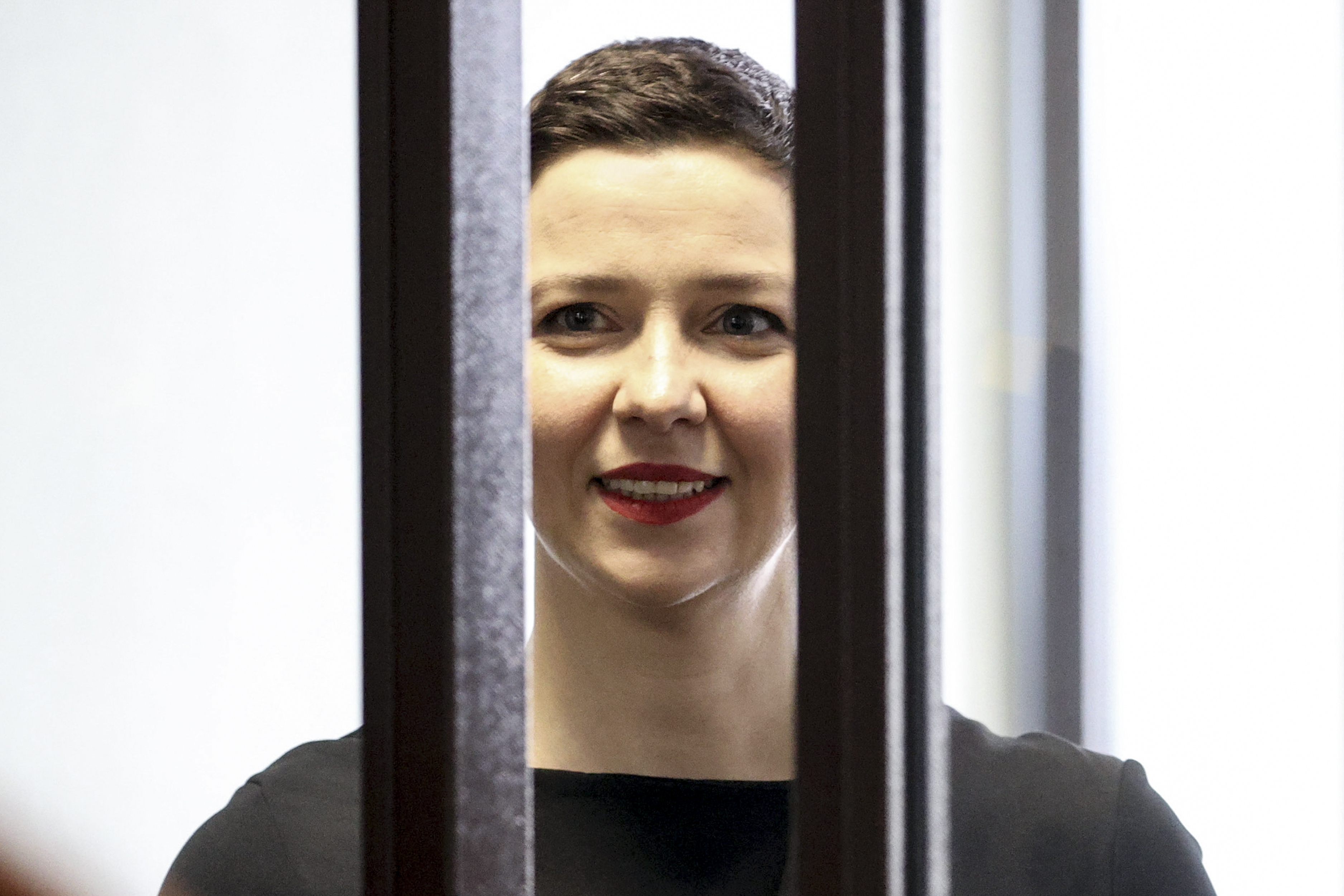Aktivistin Maria Kolesnikova schaut durch zwei Gitterstäbe während einer Gerichtsanhörung in Minsk, Belarus, im August 2021.