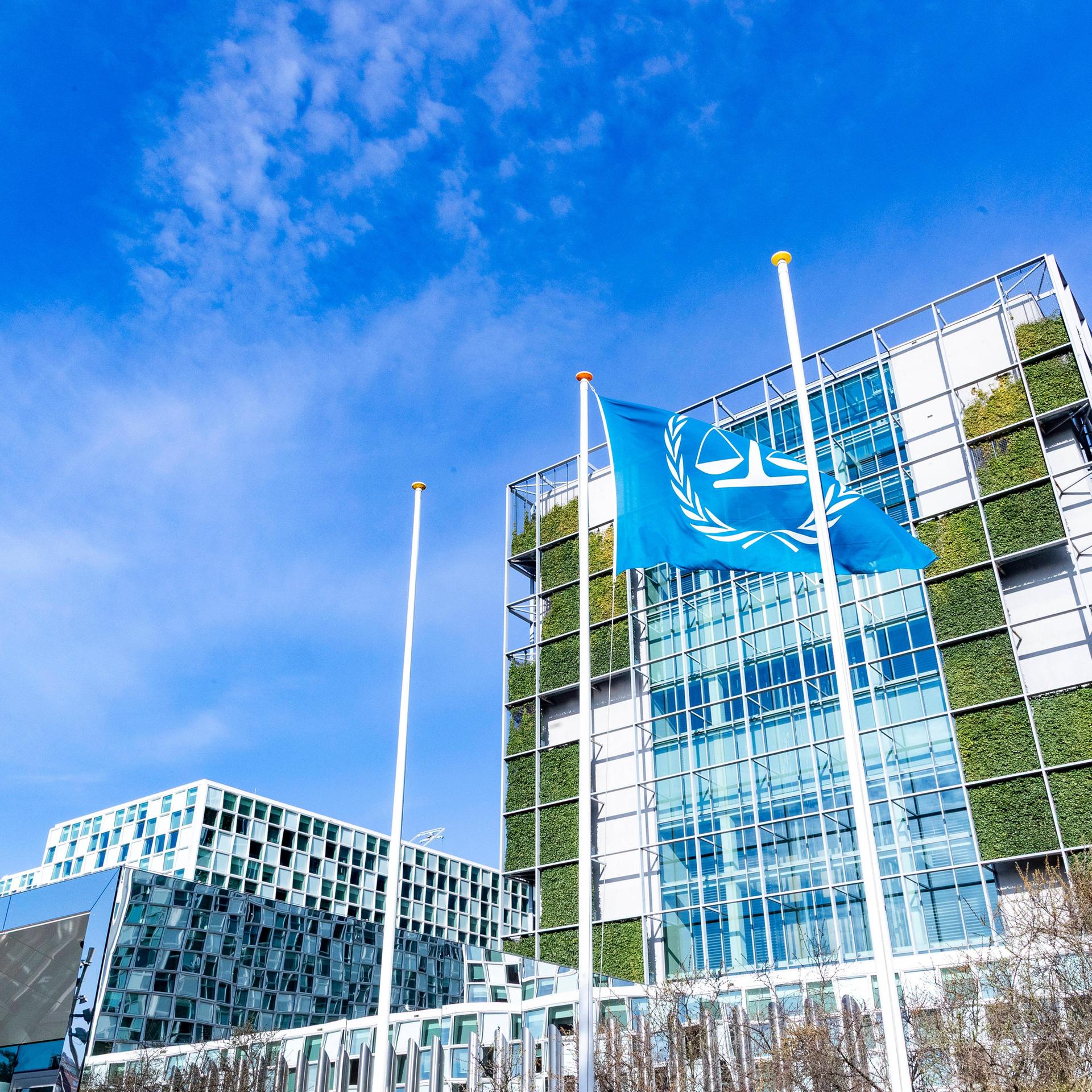 Die Flagge des Internationalen Strafgerichtshofs weht vor dem Hauptsitz des IStGH in Den Haag, Niederlande, auf Halbmast.
