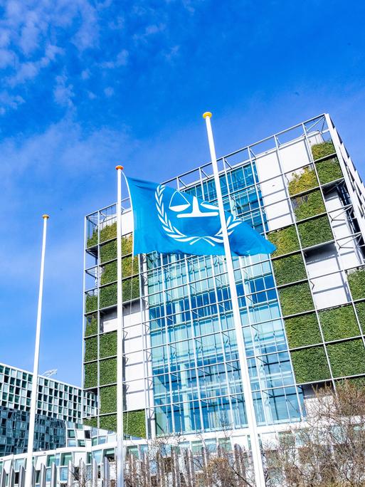 Die Flagge des Internationalen Strafgerichtshofs weht vor dem Hauptsitz des IStGH in Den Haag, Niederlande, auf Halbmast.