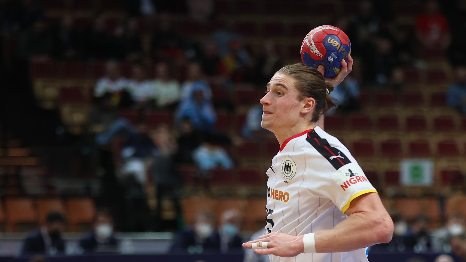 Der deutsche Handballer Juri Knorr mit dem Ball. Der deutsche Handballer Juri Knorr mit dem Ball.