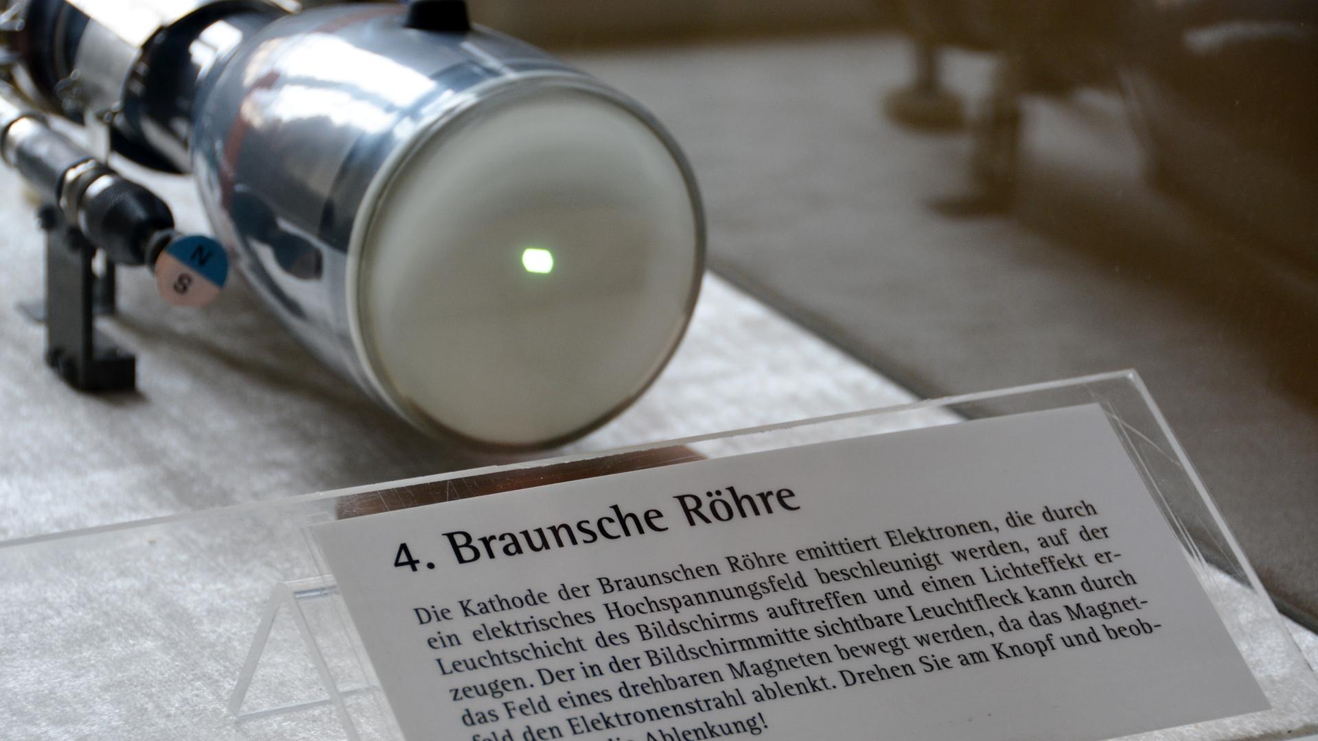 Modell der vom Physiker Karl Ferdinand Braun erfundenen "Braun'schen Röhre", ausgestellt im Stadtarchiv von Brauns Geburtsstadt Fulda
