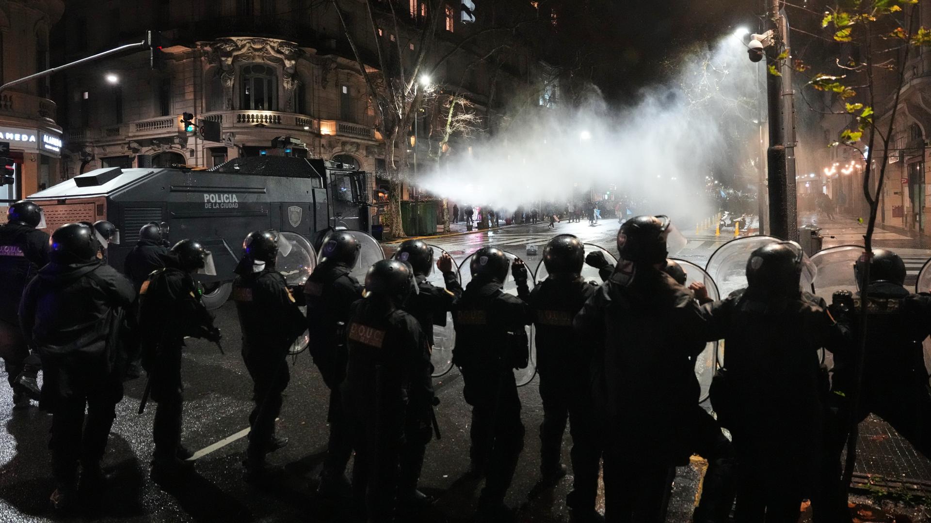 Polizisten gehen mit Wasserwerfern und Gummigeschossen gegen Demonstranten in Buenos Aires vor.