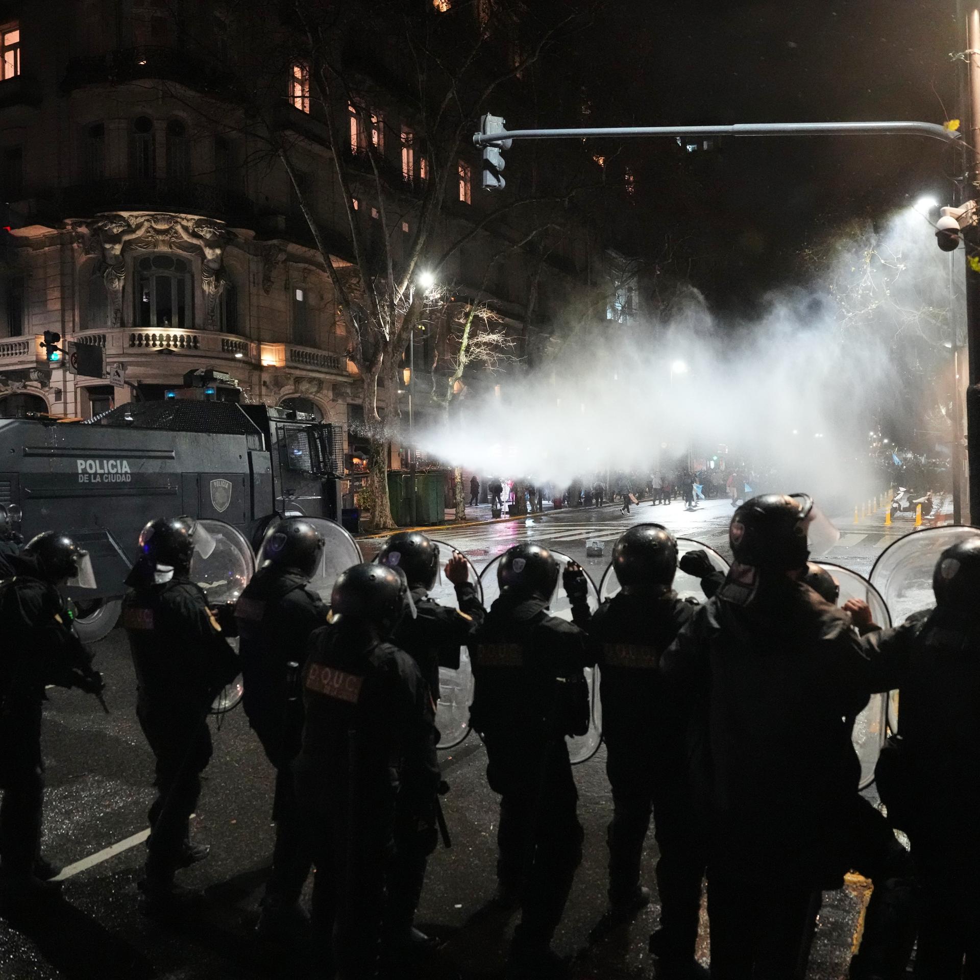 Polizisten gehen mit Wasserwerfern und Gummigeschossen gegen Demonstranten in Buenos Aires vor.