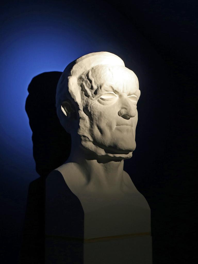 Eine hart angeleuchtete Büste von Richard Wagner vor einem dunkel blauen Hintergrund. Eine hart angeleuchtete Büste von Richard Wagner vor einem dunkel blauen Hintergrund.