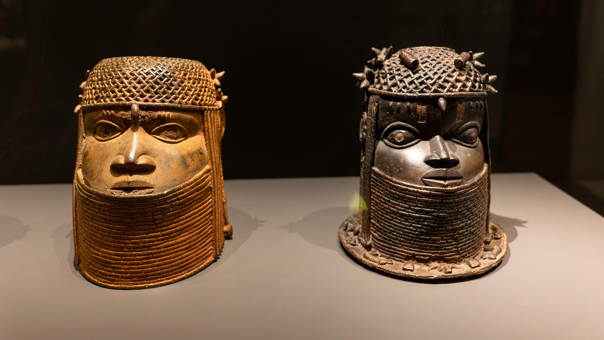 Zwei Guss-Gedenkköpfe aus dem Benin, so genannte Benin-Bronzen, aus dem 17./18. Jahrhundert stehen in einer Vitrine. 
