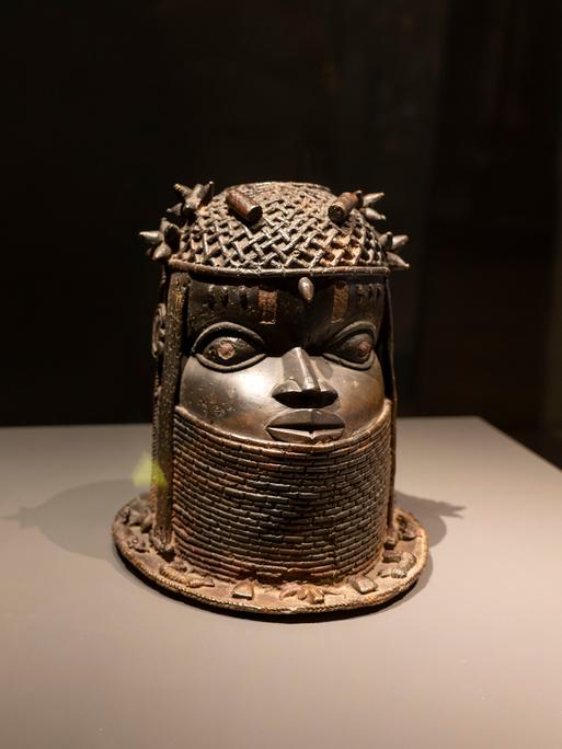 Zwei Guss-Gedenkköpfe aus dem Benin, so genannte Benin-Bronzen, aus dem 17./18. Jahrhundert stehen in einer Vitrine. 