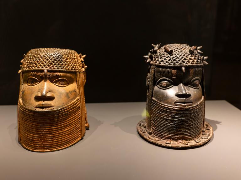 Zwei Guss-Gedenkköpfe aus dem Benin, so genannte Benin-Bronzen, aus dem 17./18. Jahrhundert stehen in einer Vitrine. 