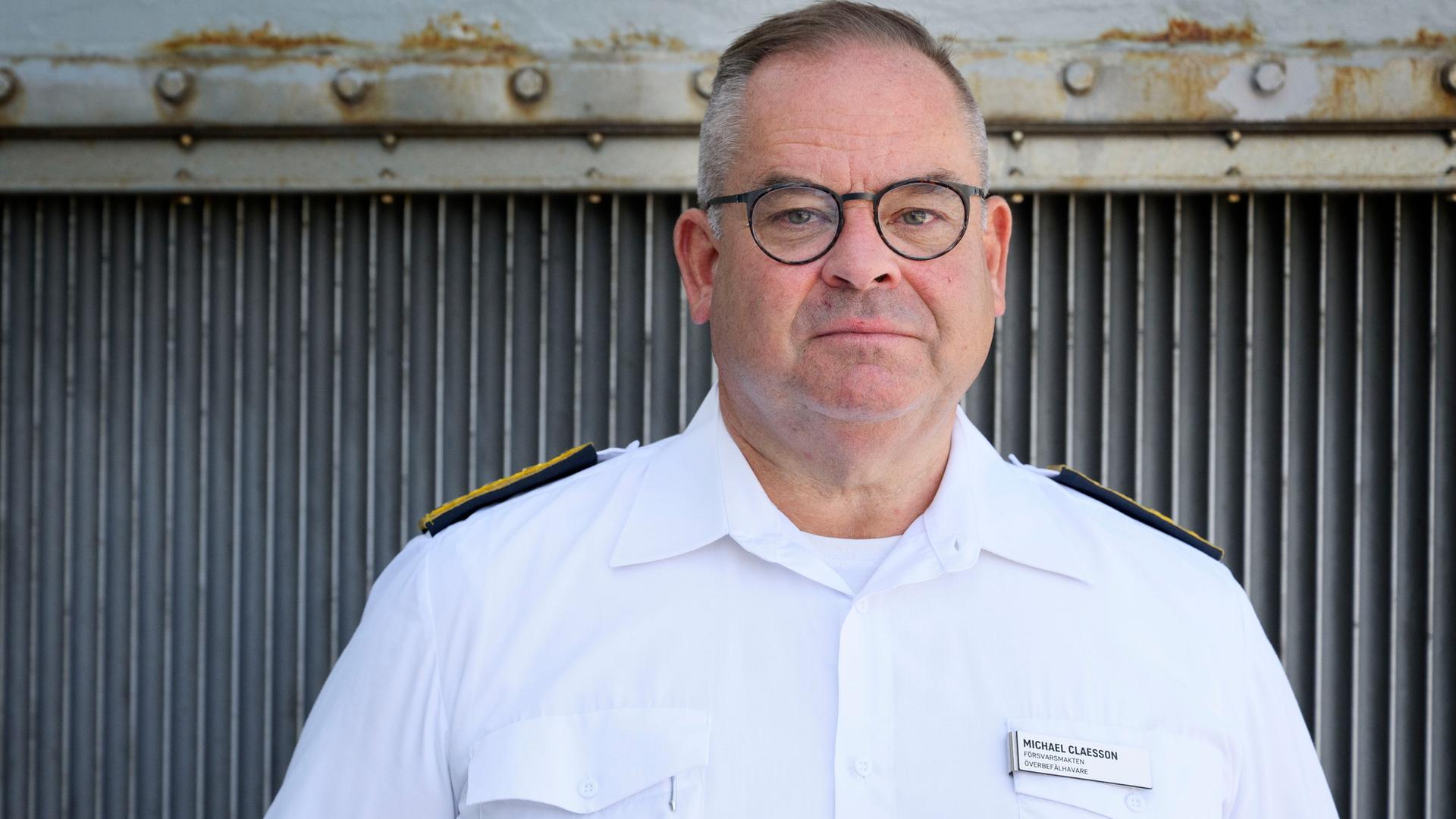 Das Foto zeigt den Oberbefehlshaber der schwedischen Streitkräfte, Michael Claesson. Er trägt ein weißes Hemd.
