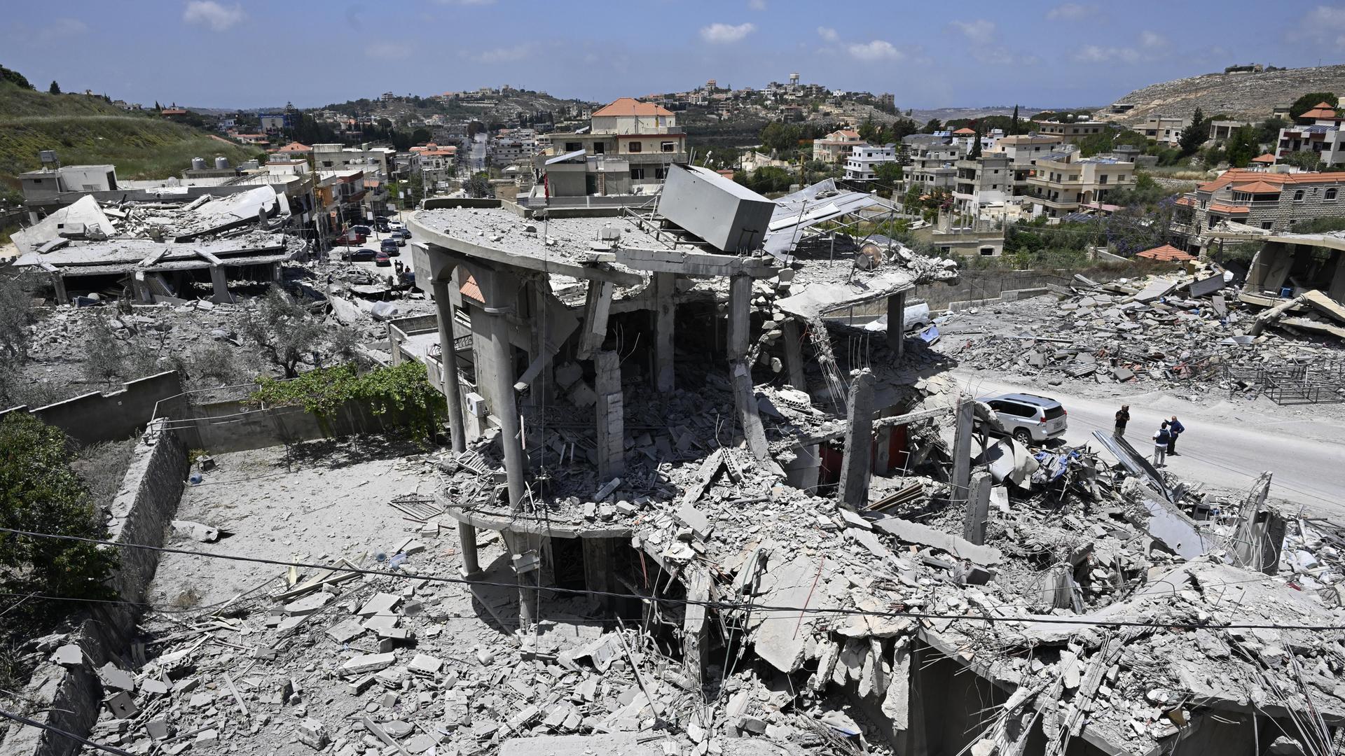 Blick auf die Zerstörungen nach einem israelischen Angriff, während libanesische Bewohner in die Stadt Shehabiye im Südlibanon zurückkehren. Blick auf die Zerstörungen nach einem israelischen Angriff, während libanesische Bewohner in die Stadt Shehabiye im Südlibanon zurückkehren.