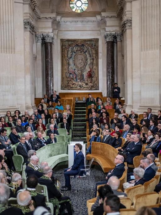 Der französische Staatspräsident Emmanuel Macron während der feierlichen Präsentation der 9. Ausgabe des Wörterbuchs der Académie Francaise, dem offiziellen Wörterbuch der französischen Sprache, am 14. November 2024 in Paris.