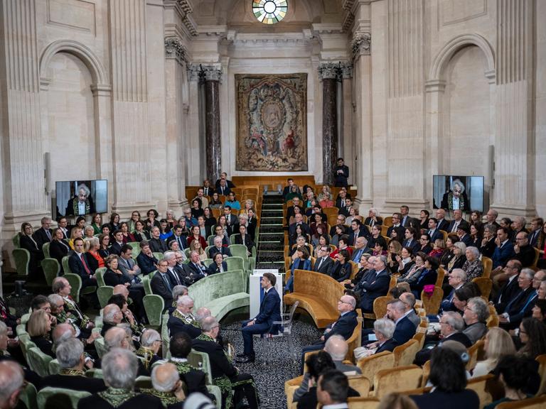Der französische Staatspräsident Emmanuel Macron während der feierlichen Präsentation der 9. Ausgabe des Wörterbuchs der Académie Francaise, dem offiziellen Wörterbuch der französischen Sprache, am 14. November 2024 in Paris.
