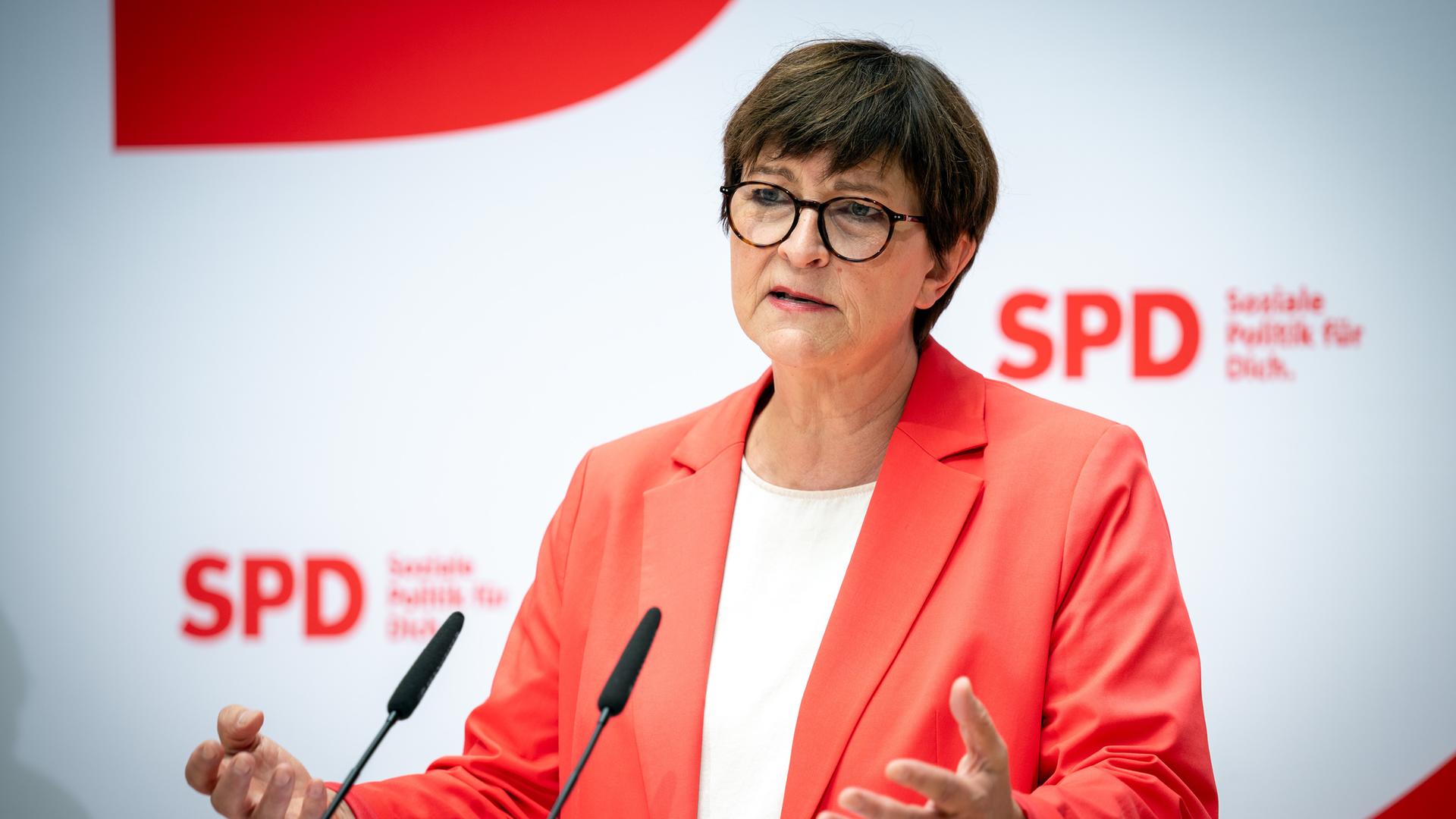 SPD-Parteivorsitzende Saskia Esken spricht an einem Rednerpult.