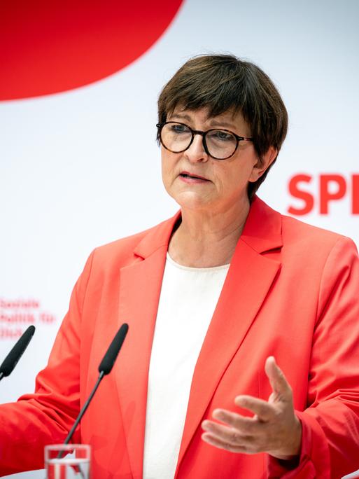 SPD-Parteivorsitzende Saskia Esken spricht an einem Rednerpult.