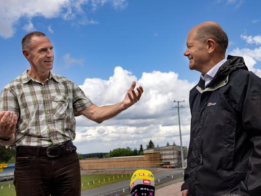Frank Ullrich (l.) und der damalige SPD-Kanzlerkandidat Olaf Scholz beim Besuch des Biathlonstadions in Oberhof.